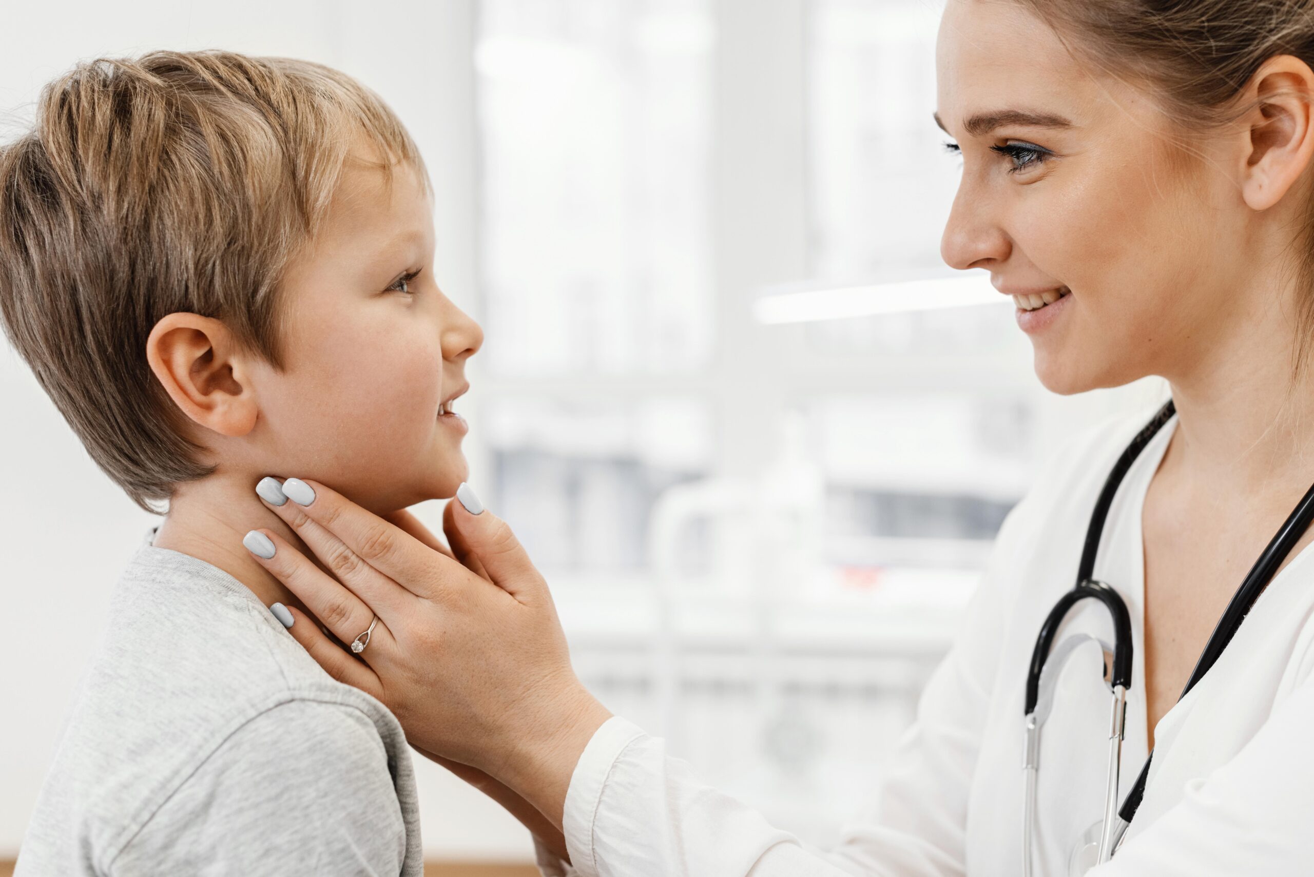 Adenoide Aumentada em Crianças: Sintomas, Diagnóstico e Quando Operar